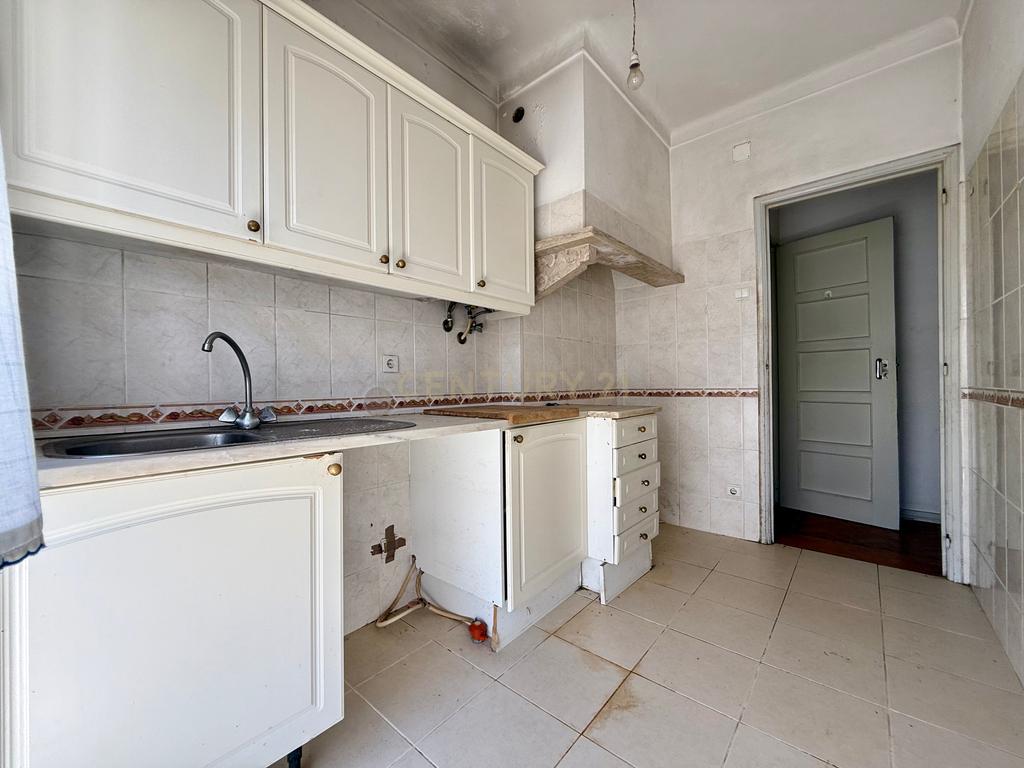 Apartamento T2 para recuperar no centro de Portimão, Algarve - Image 21