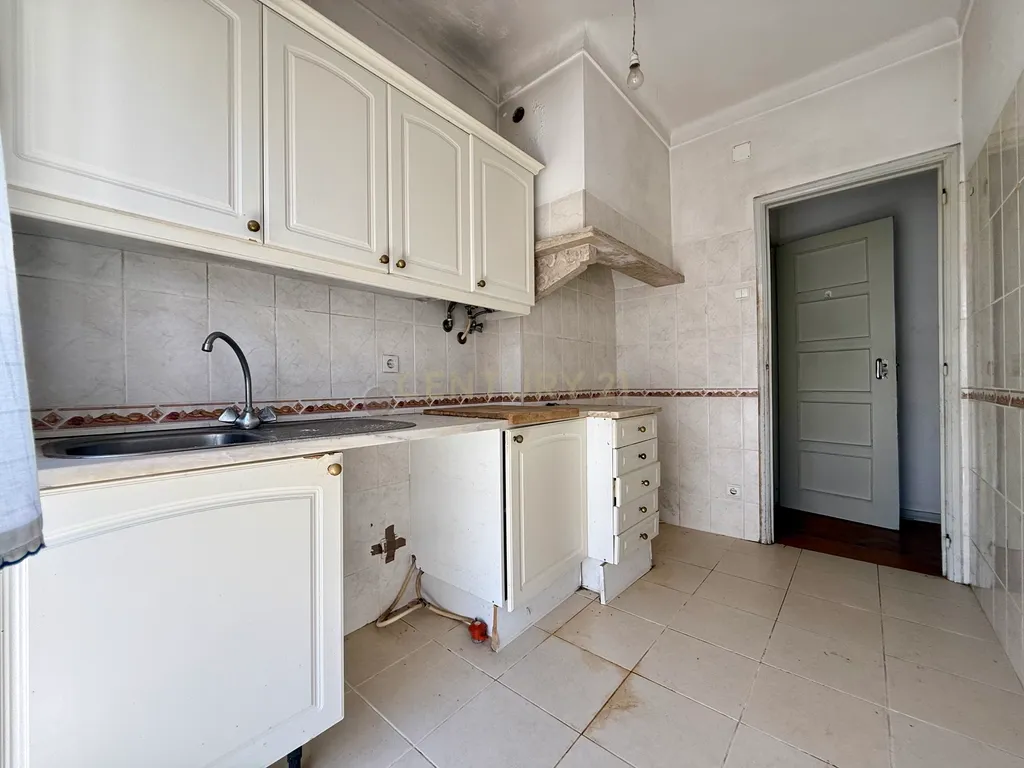 Apartamento T2 para recuperar no centro de Portimão, Algarve - Image 21