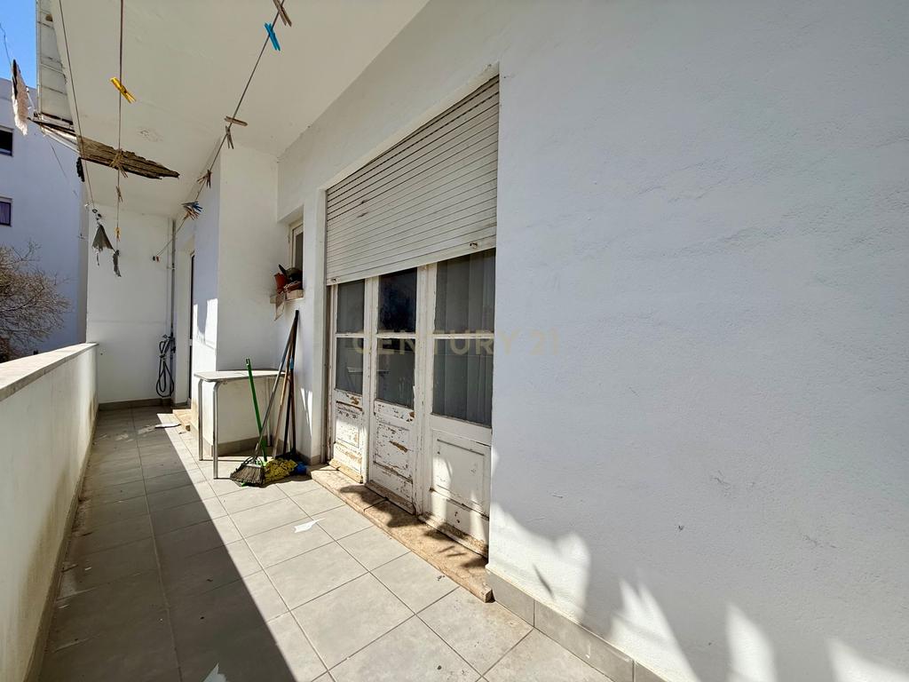 Apartamento T2 para recuperar no centro de Portimão, Algarve - Image 26