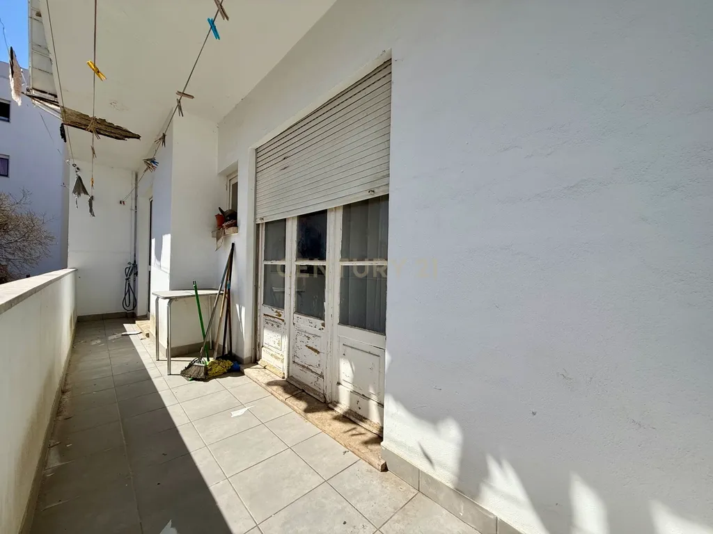 Apartamento T2 para recuperar no centro de Portimão, Algarve - Image 26