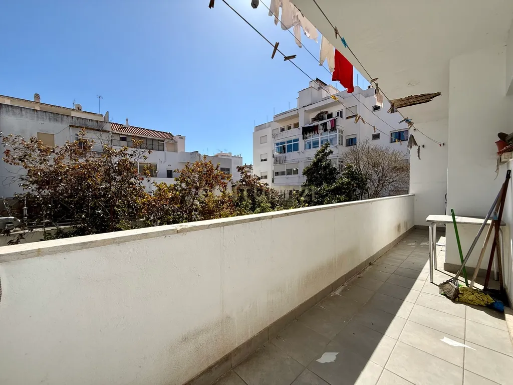 Apartamento T2 para recuperar no centro de Portimão, Algarve - Image 25