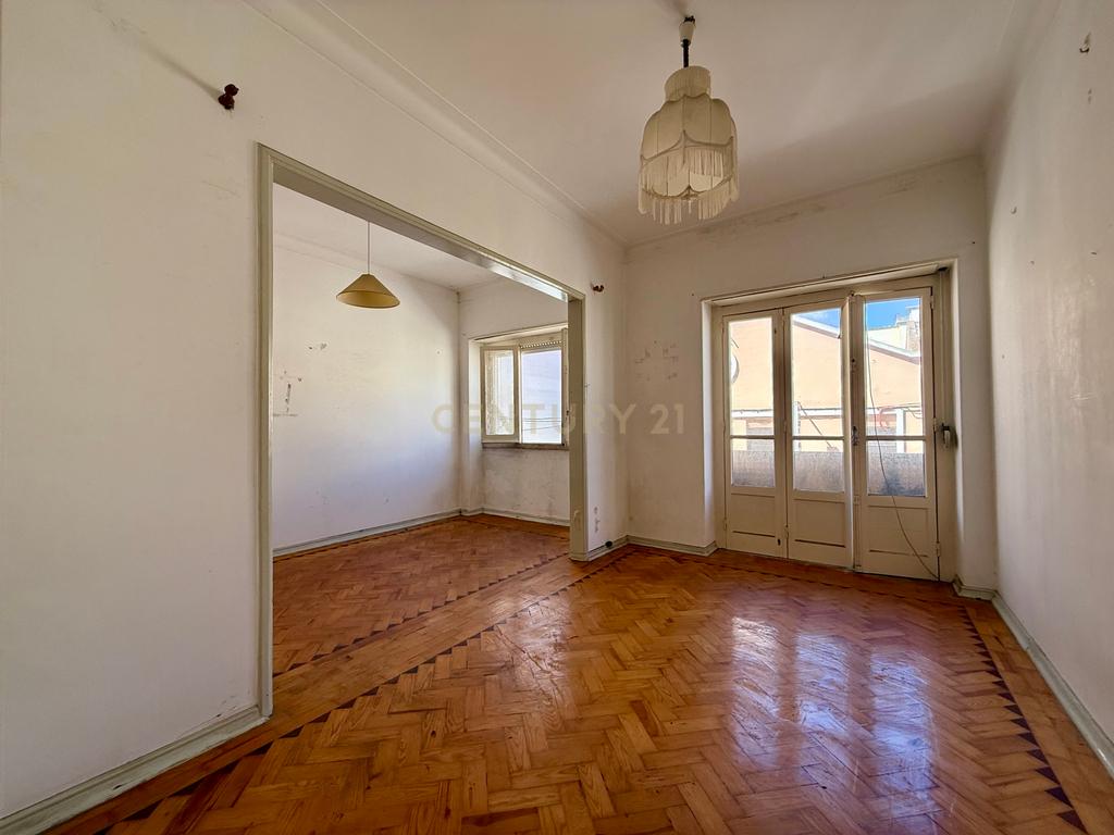 Apartamento T2 para recuperar no centro de Portimão, Algarve - Image 1