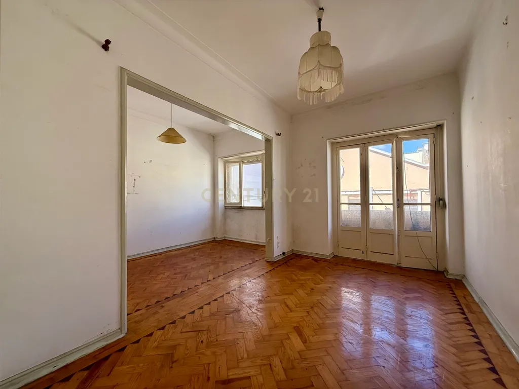 Apartamento T2 para recuperar no centro de Portimão, Algarve - Image 1