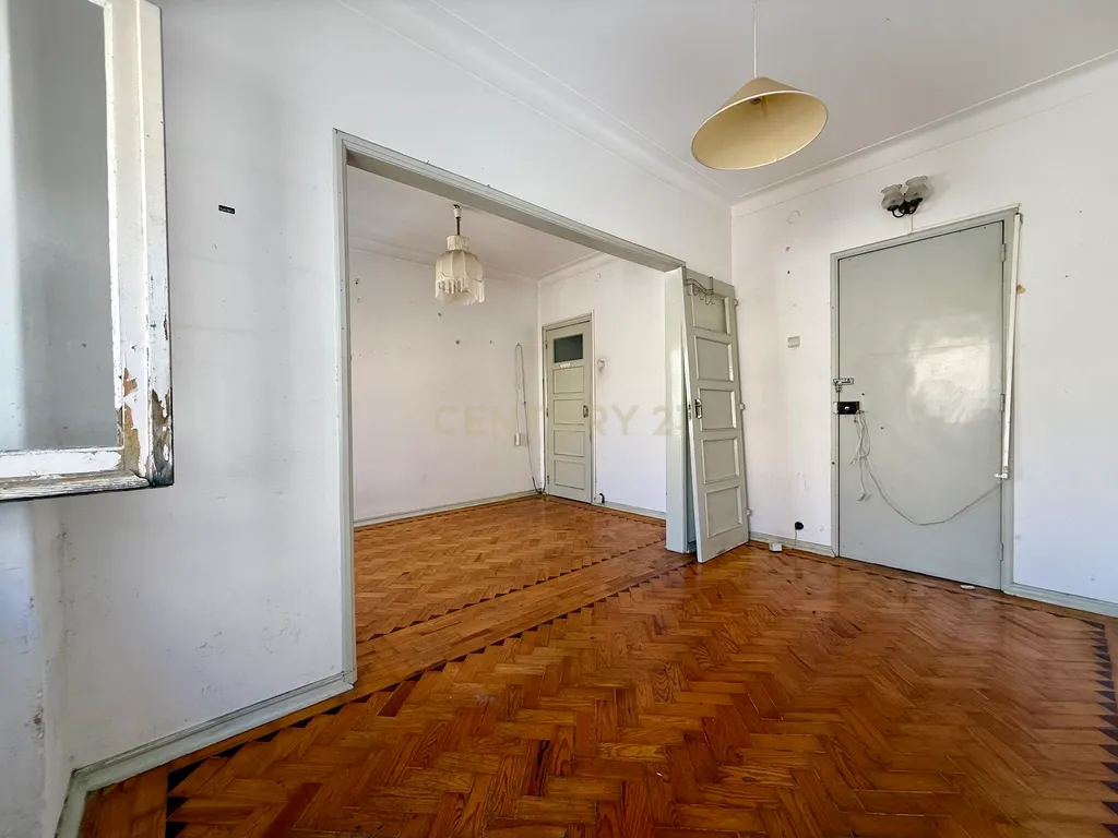 Apartamento T2 para recuperar no centro de Portimão, Algarve - Image 3