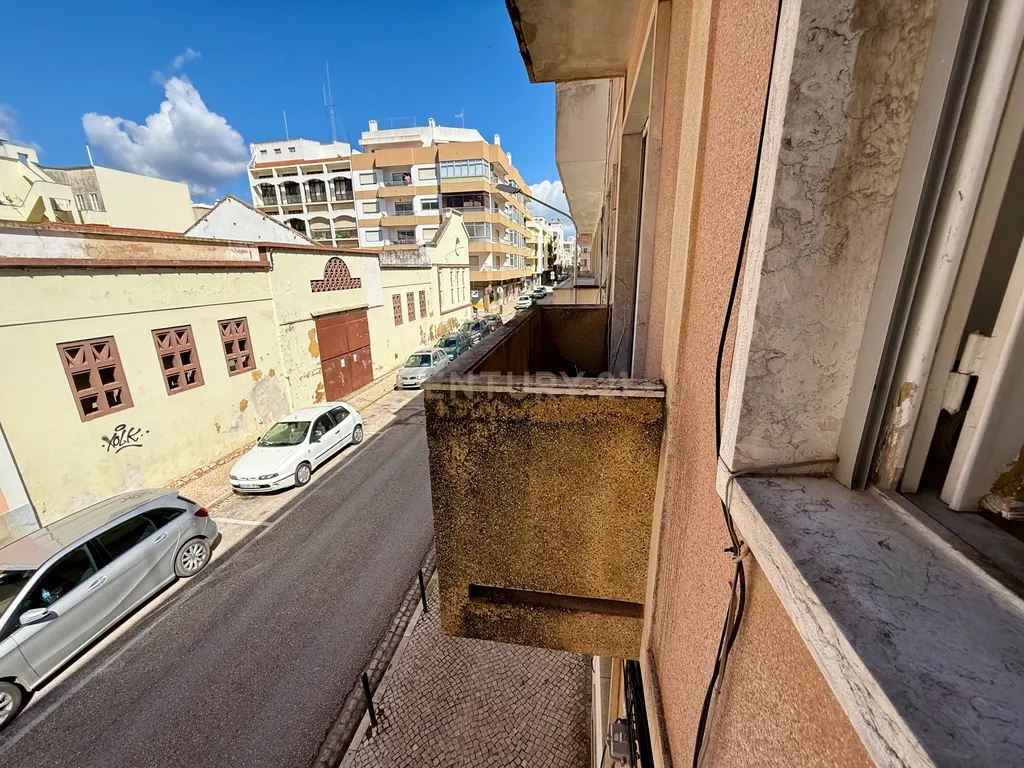 Apartamento T2 para recuperar no centro de Portimão, Algarve - Image 8
