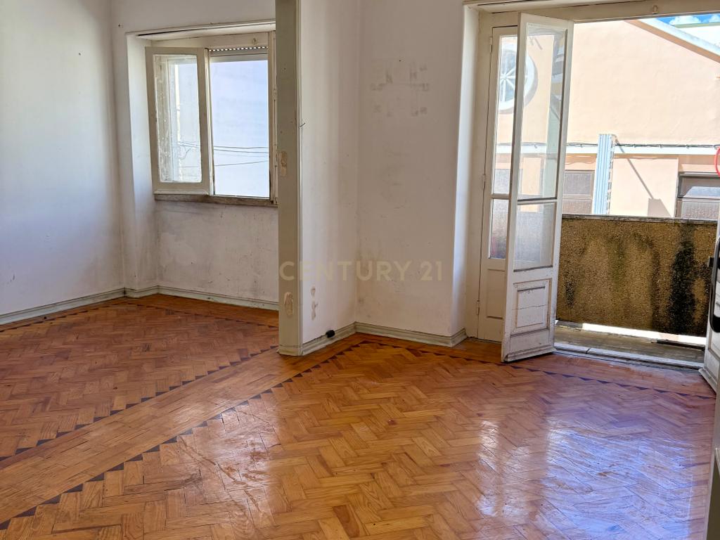 Apartamento T2 para recuperar no centro de Portimão, Algarve - Image 6