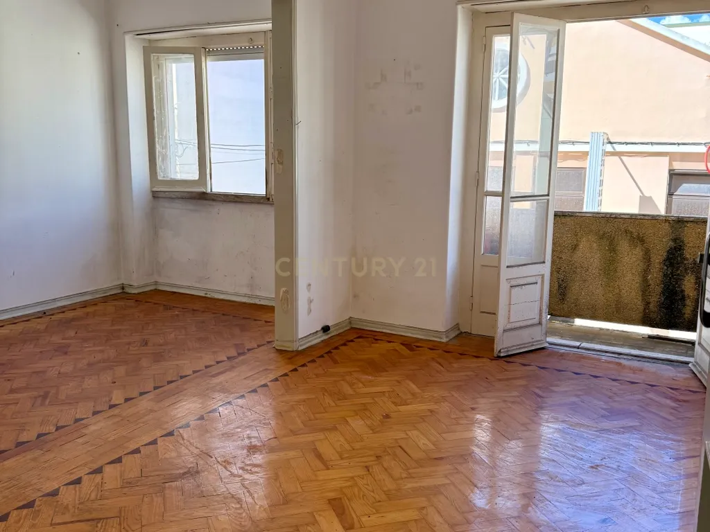 Apartamento T2 para recuperar no centro de Portimão, Algarve - Image 6