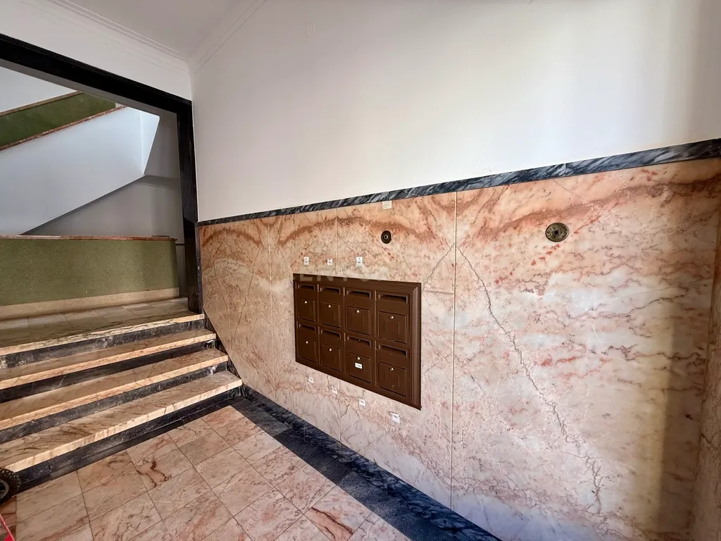 Apartamento T2 para recuperar no centro de Portimão, Algarve - Image 28