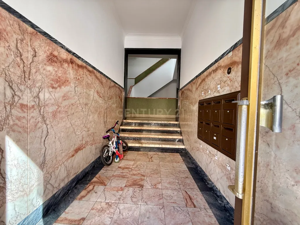 Apartamento T2 para recuperar no centro de Portimão, Algarve - Image 29