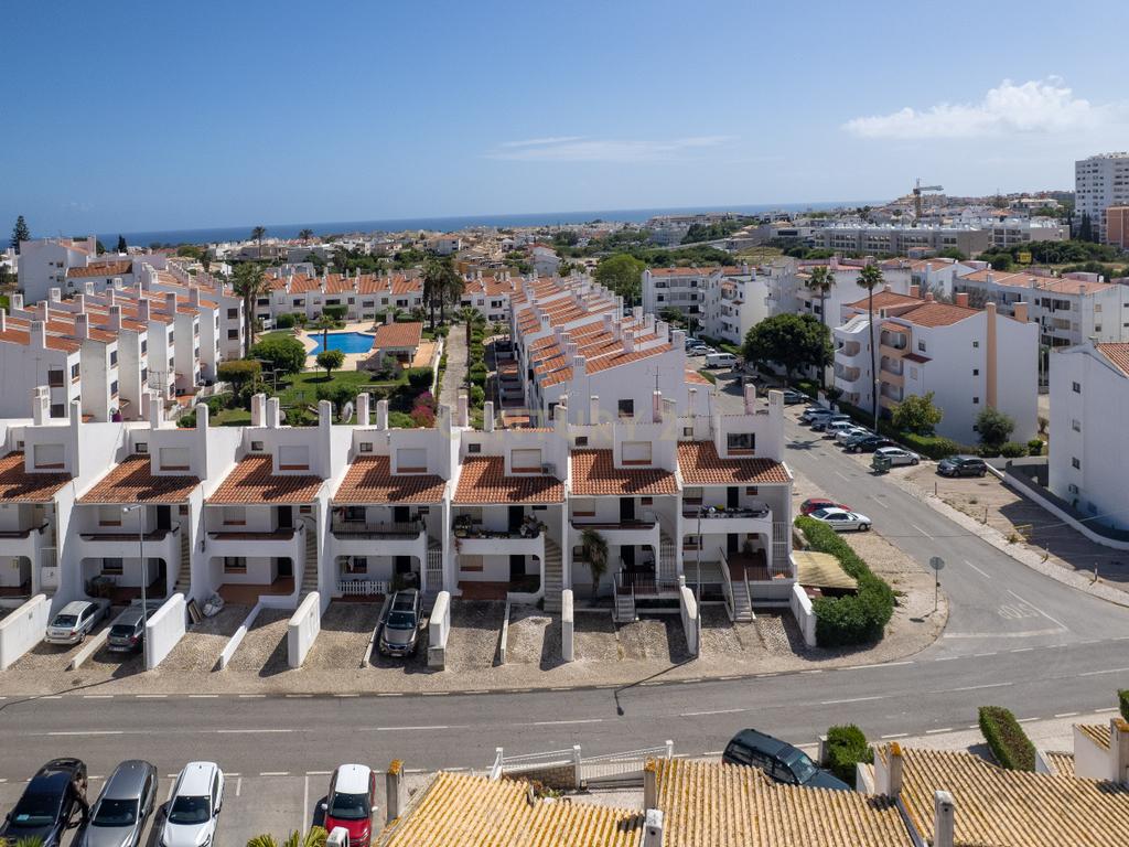 T1+1 Rés do Chão com Logradouro Privativo em Condomínio com Piscina Montechoro, Albufeira - Image 33