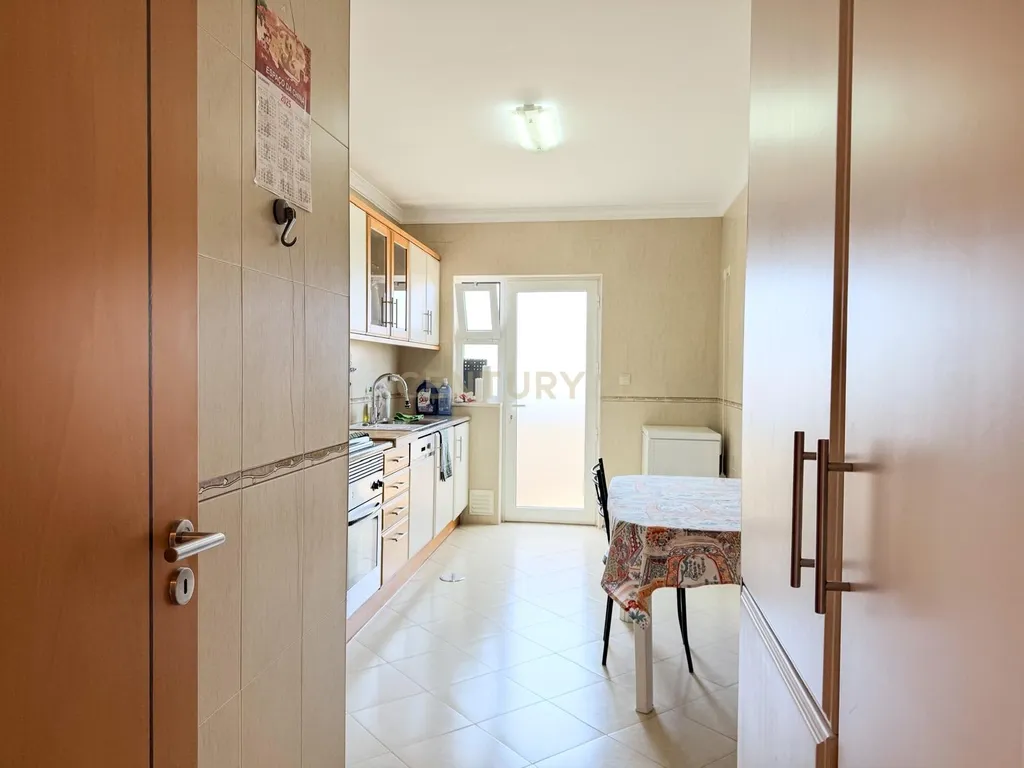 Espaçoso apartamento T2 com varanda em Armação de Pêra, Silves. - Image 11