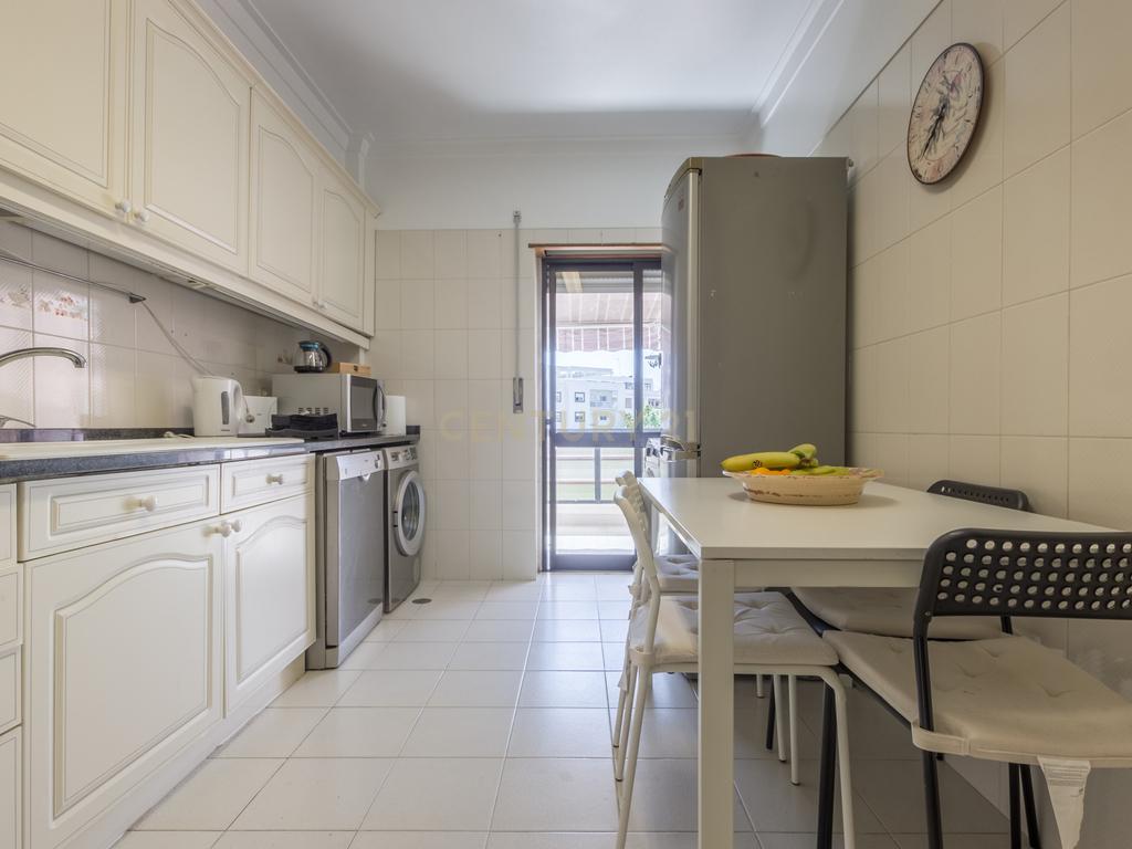 Apartamento T3 com 2 varandas em Almada - Image 6