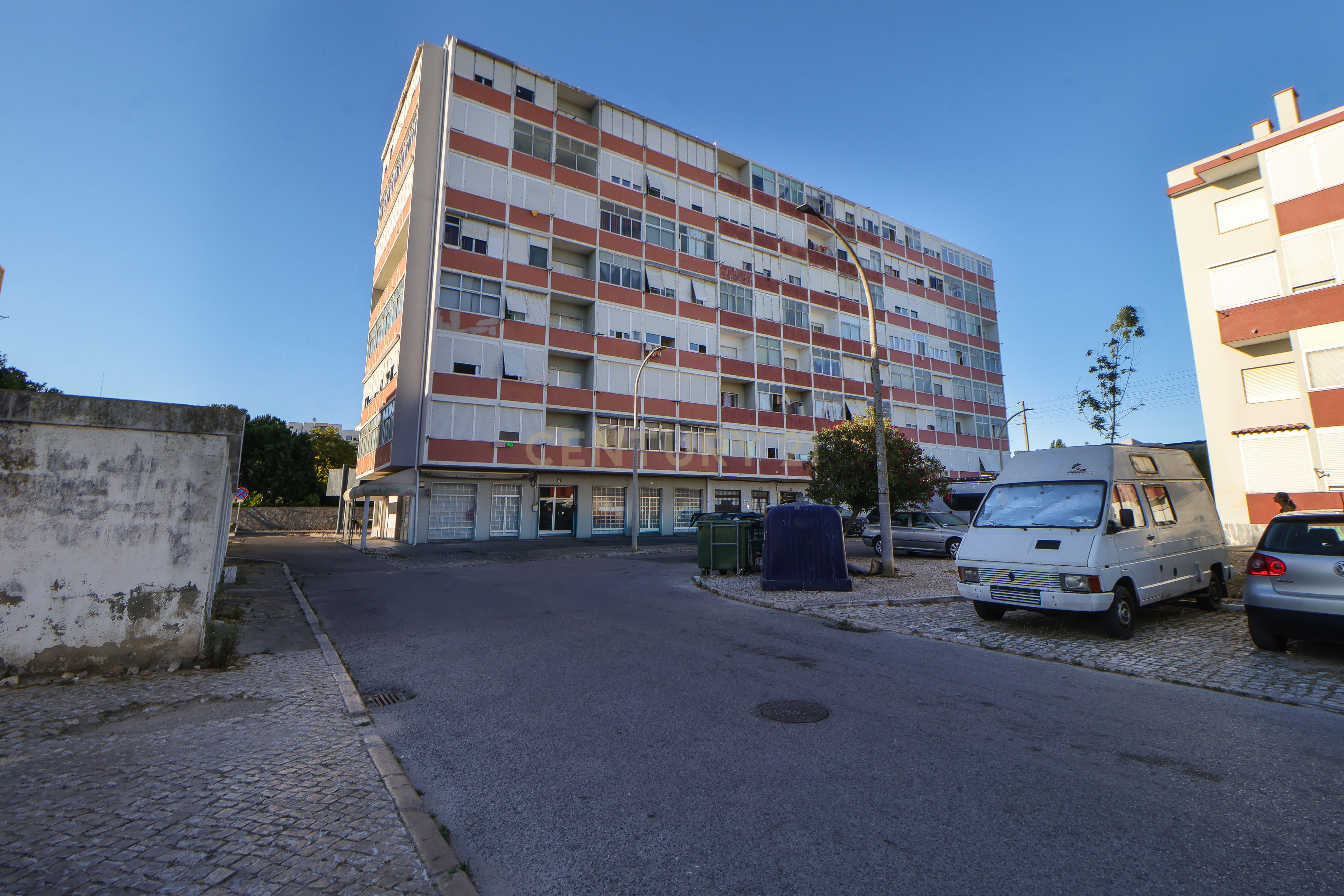 Fotografia 2 de Apartamento T2 em zona central inserido em prédio com 2 elevadores | Praceta da Meia Laranja, Setúbal