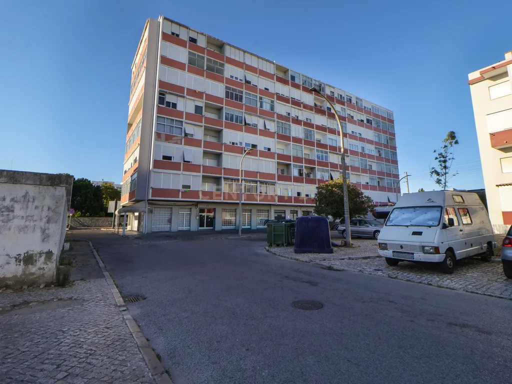 Apartamento T2 em zona central inserido em prédio com 2 elevadores | Praceta da Meia Laranja, Setúbal - Image 2