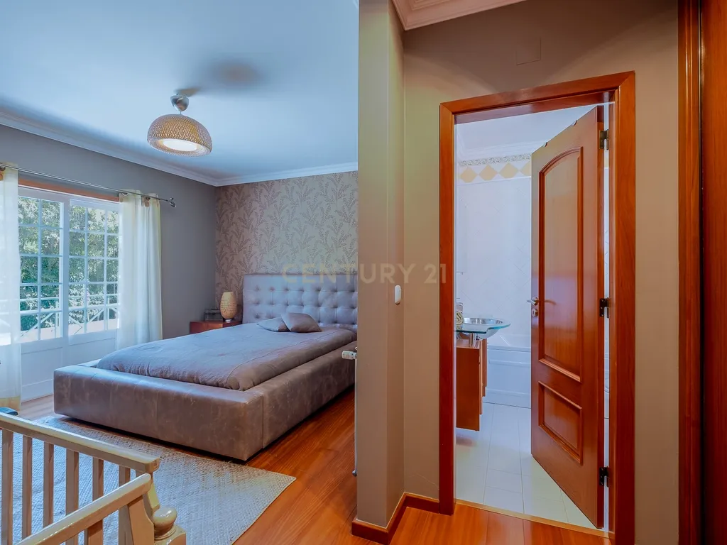 Elegante Moradia T4 com Piscina e Jardim em Mafra: Um Equilíbrio Perfeito entre Campo e Praia - Image 31