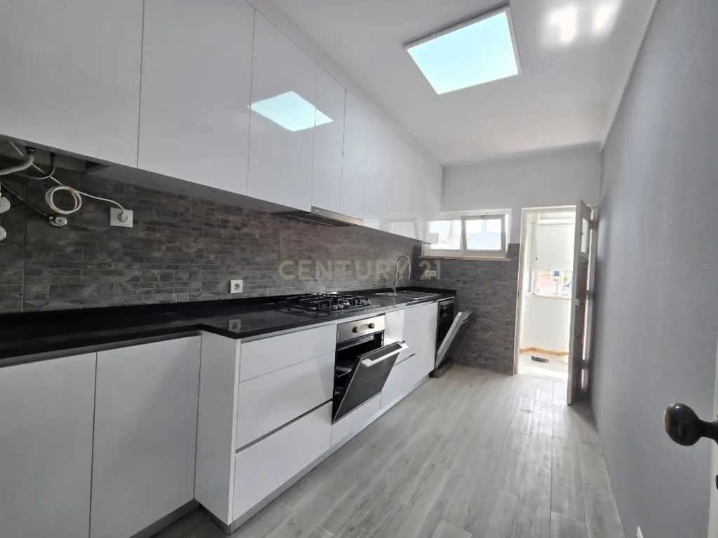Apartamento T3 Renovado na Parede - Image 1