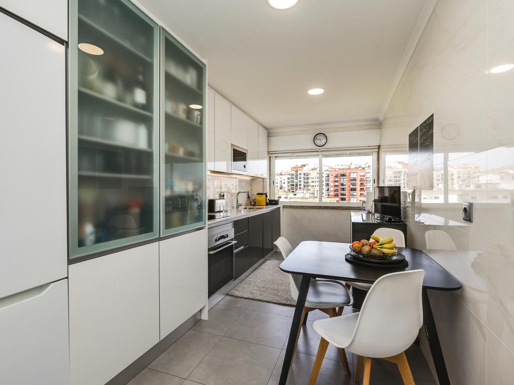 Apartamento T3 Remodelado em Massamá (Rua Miguel Torga) - Image 8