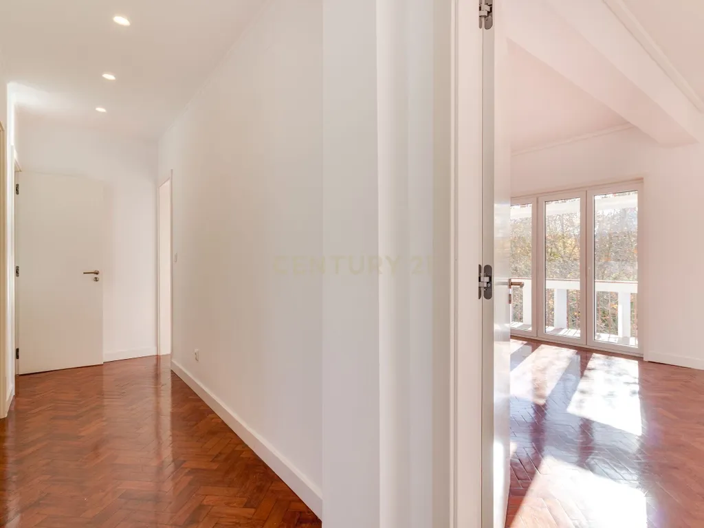 T3 TOTALMENTE RENOVADO COM VARANDA DE 21 m² NO CAMPO PEQUENO – LISBOA - Image 14