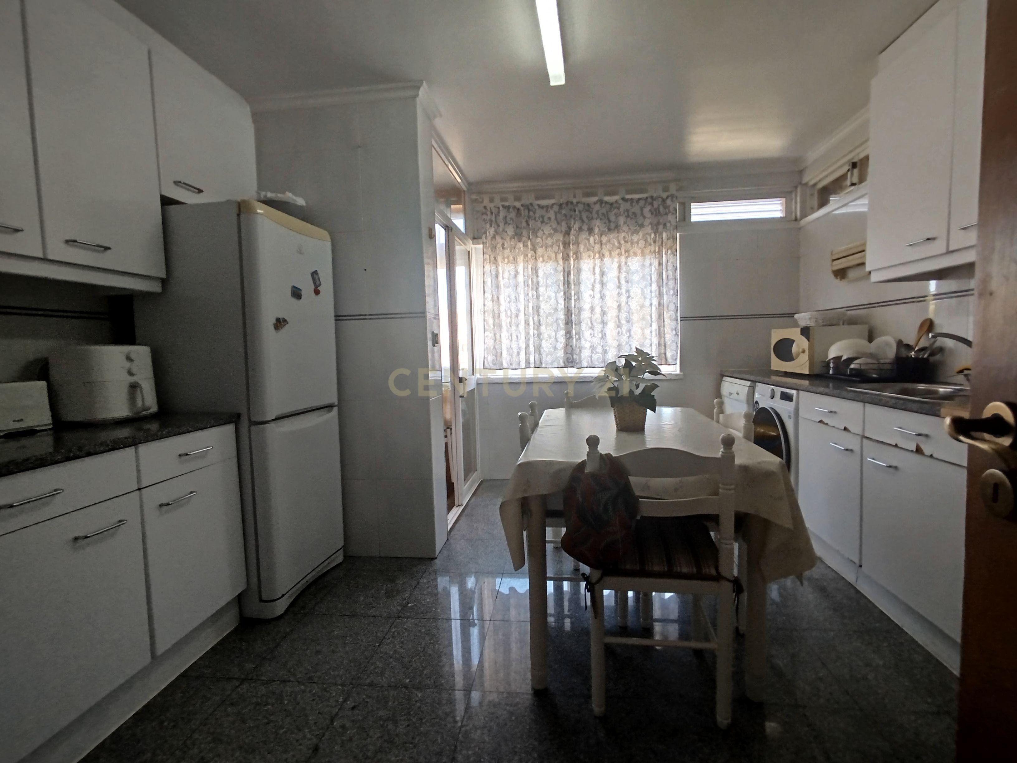 Fotografia 3 de Apartamento T3 com Excelente Exposição Solar, Arrecadação e Ótima Localização no Monte da Caparica