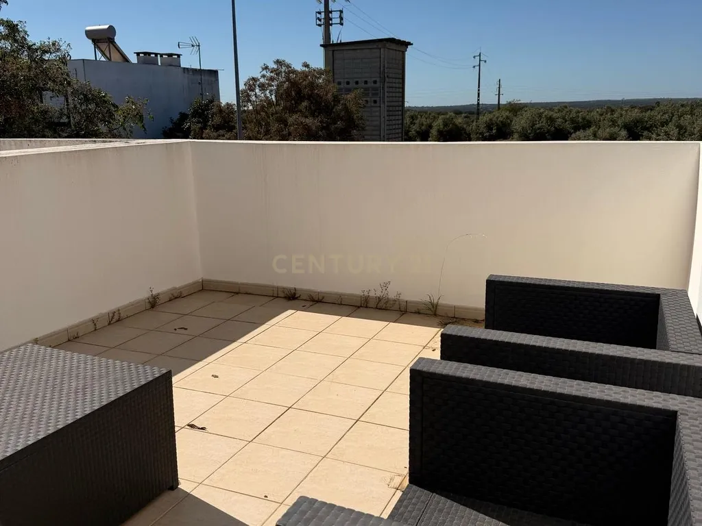 Moradia Moderna com Piscina em Évora - 3 Quartos e Estacionamento - Image 23