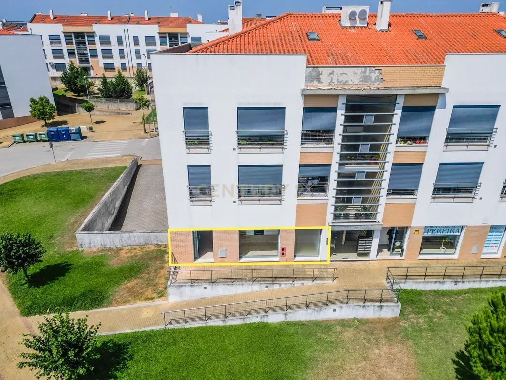 Loja passível de ser transformado em Apartamento T2 ou T3 com terraço privativo de Garagem - Image 1