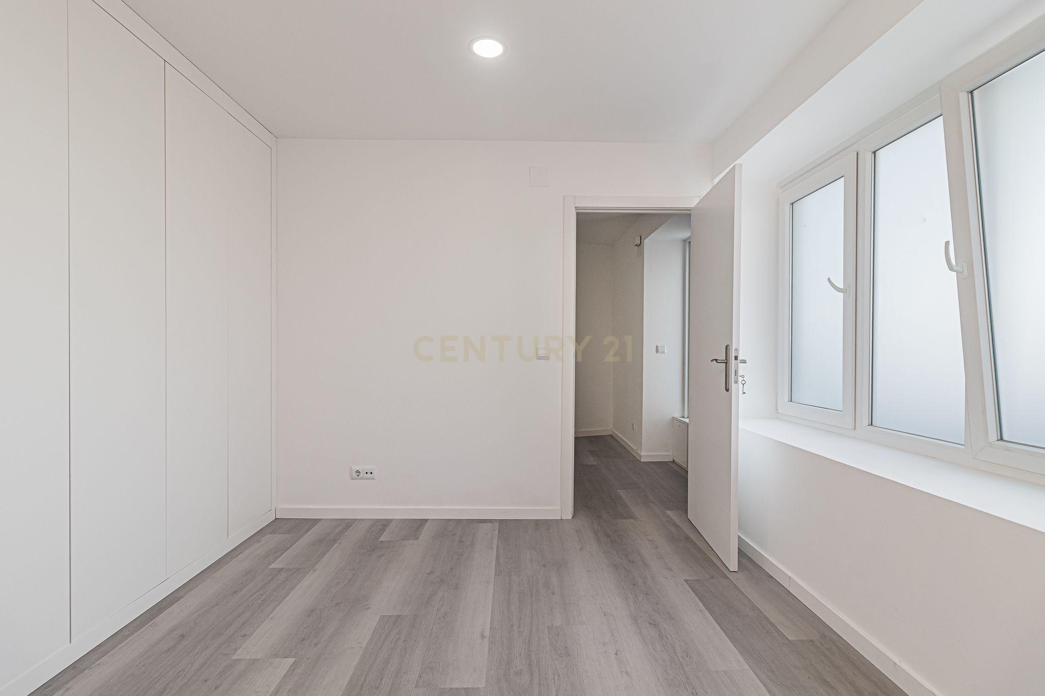 Fotografia 10 de T1 TOTALMENTE REMODELADO COM LOGRADOURO | MOSCAVIDE | JUNTO À ESTAÇÃO