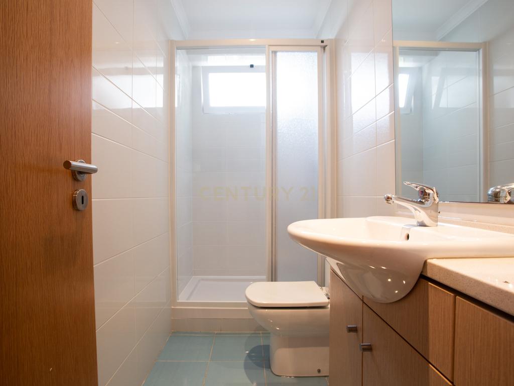 Apartamento T2 ,com suite, perto do metro do alto dos moinhos - Image 15