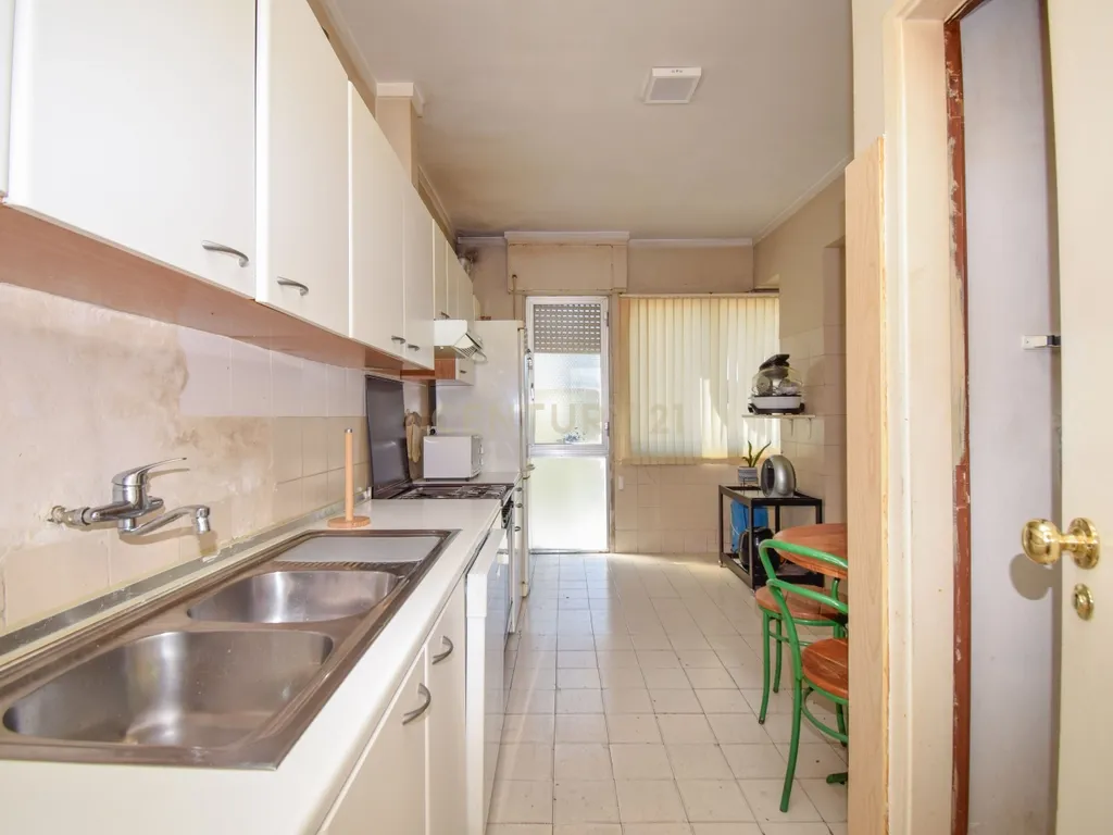 T3 em Alfragide com 125 m² – Oportunidade para Remodelação com Potencial - Image 7