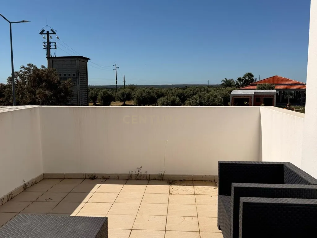 Moradia Moderna com Piscina em Évora - 3 Quartos e Estacionamento - Image 25