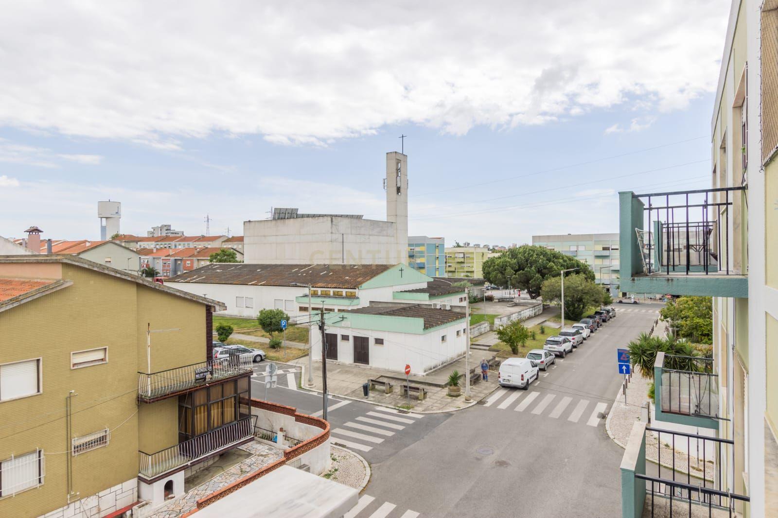 Apartamento T2 em Setúbal - Vista Cidade e Proximidade de Serviços - Image 12