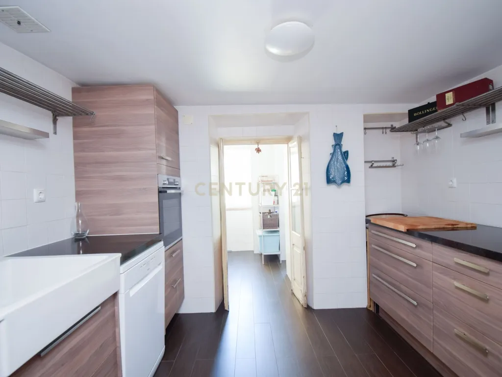 Apartamento com mezzanine e potencial de reconversão na Estrela - Image 12