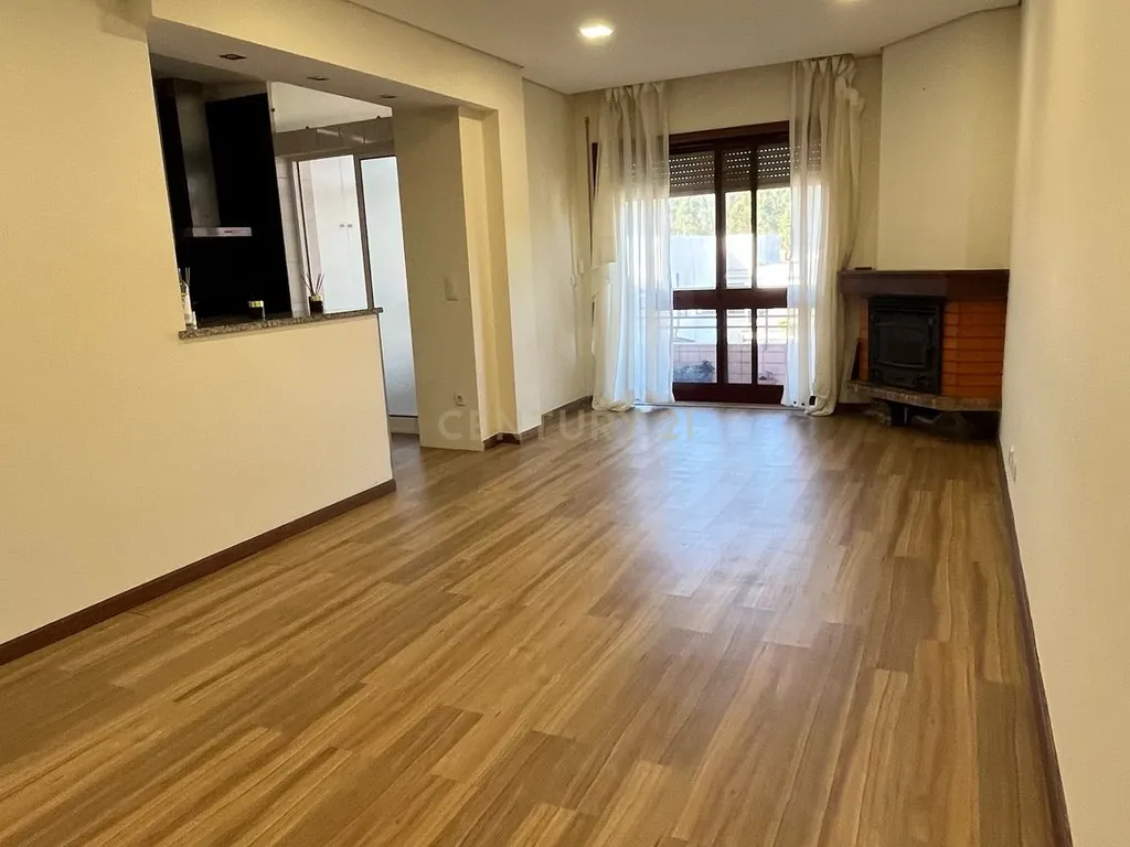 Apartamento T1+1 com Varanda na Maia, Porto - Image 2