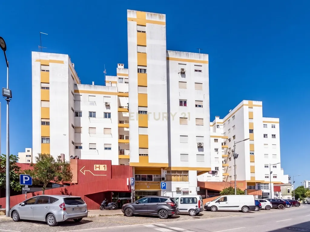 Apartamento T1 com Vista Rio Deslumbrante | AL | Terraço Comum | Estacionamento no Edifício | Como Novo - Image 25