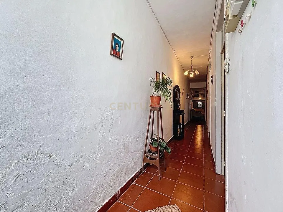 Invista no Centro de Ponta Delgada – Moradia com Enorme Potencial - Image 2