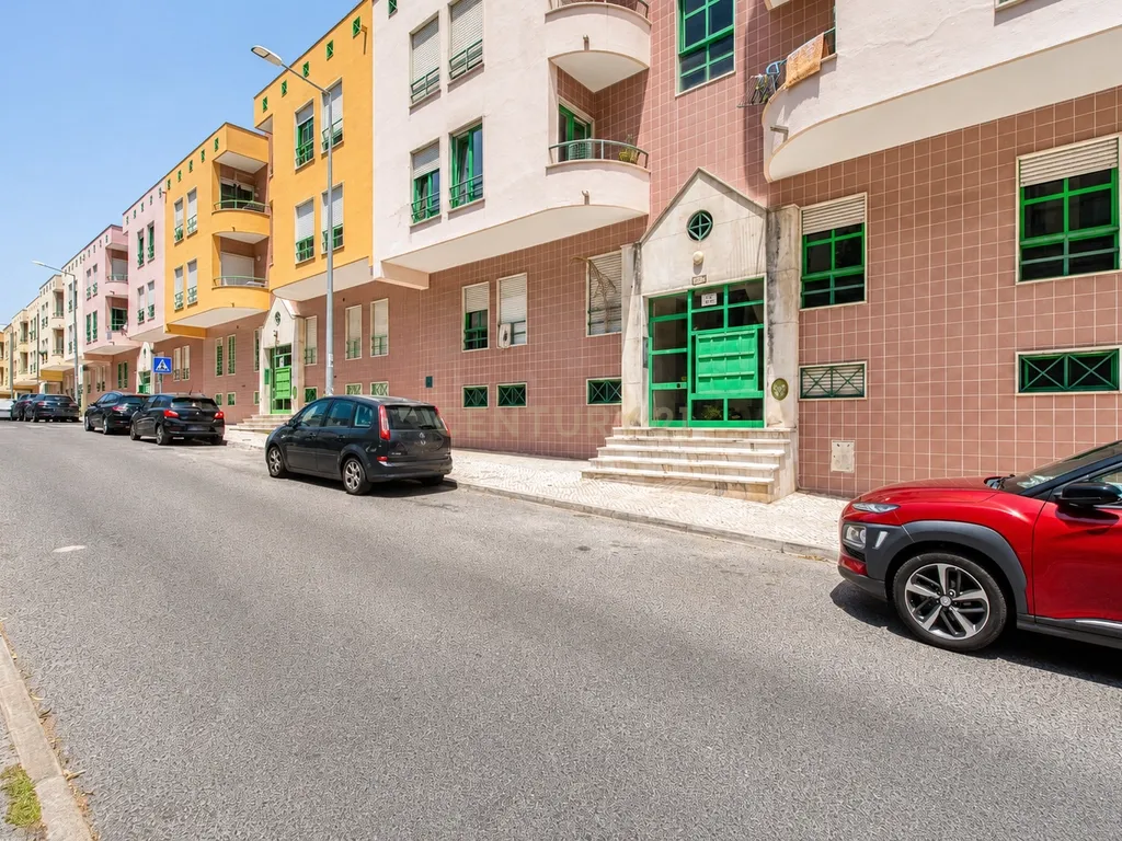 Apartamento T3 com Parqueamento e Arrecadação | Rio de Mouro - Image 3