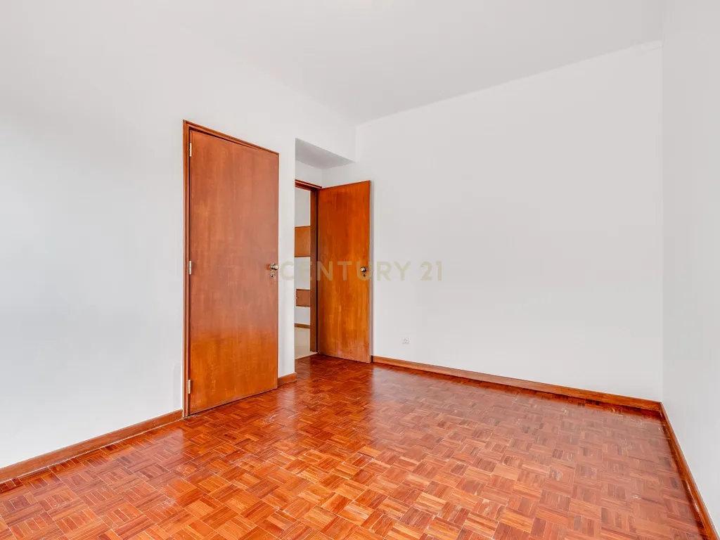 Apartamento T 4 em Faro no centro da cidade a 300m do mercado Municipal. - Image 3