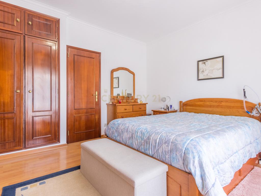 Moradia Geminada T3 com Jardim e Terraço na Quinta do Conde - Image 20