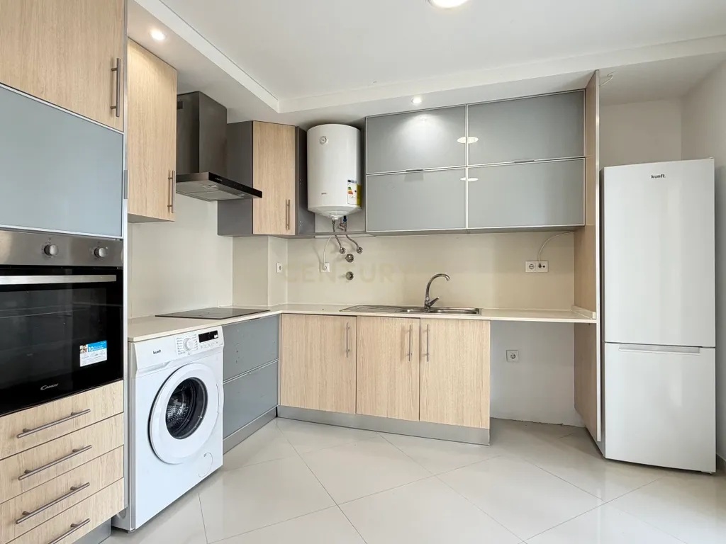 Apartamento T3 com Duas Varandas e Arrecadação, no Pinhal Novo - Image 9