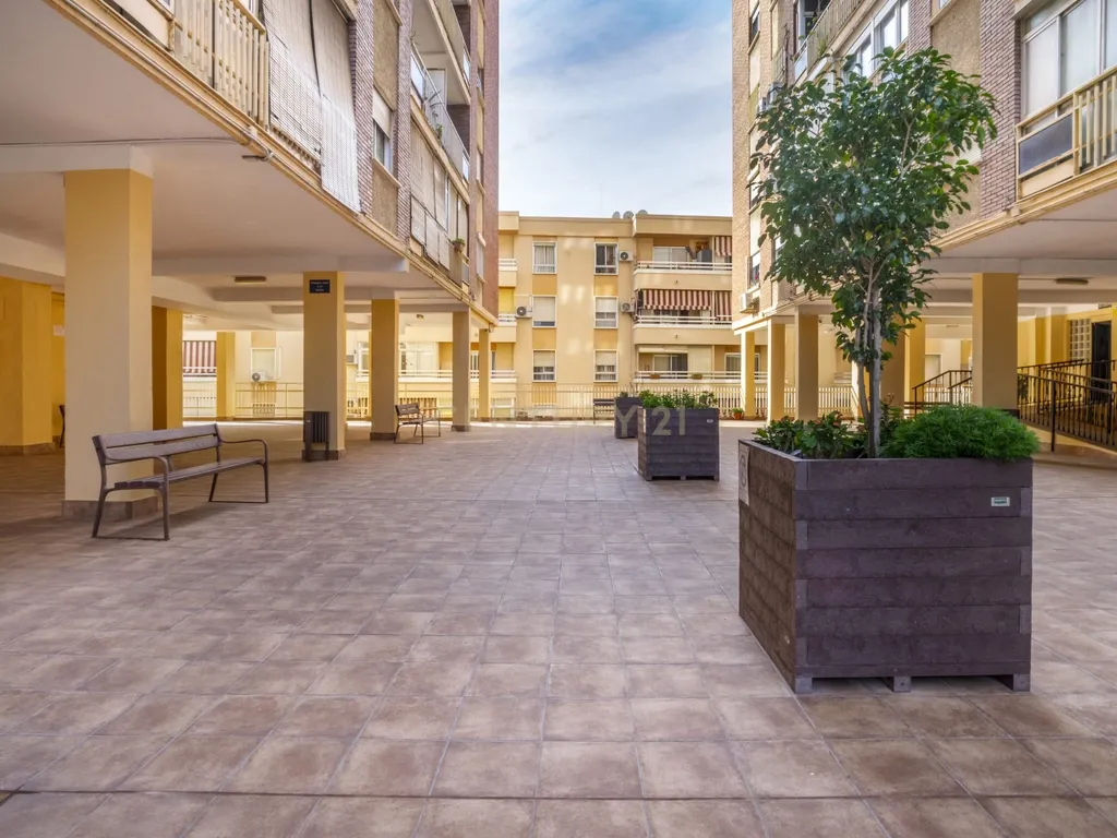 APARTAMENTO ESPAÇOSO DE 4 QUARTOS COM TERRAÇO EM MÁLAGA – LOCALIZAÇÃO PRIVILEGIADA E ELEVADO POTENCIAL - Image 26