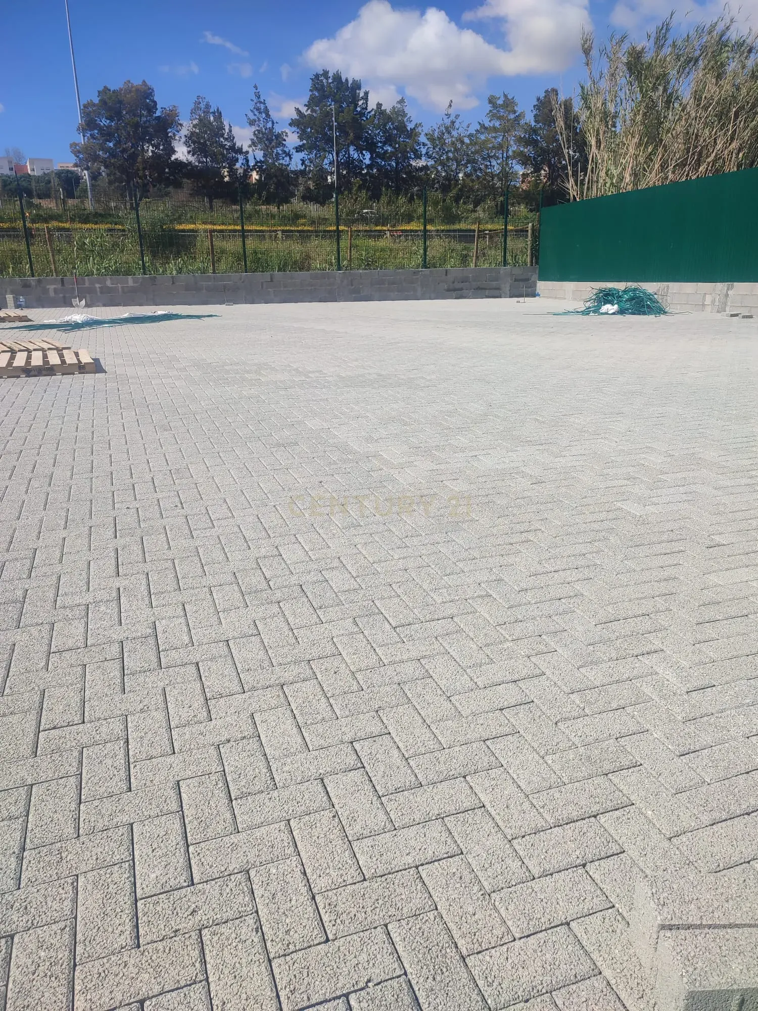 Cedência Espaço de terreno com uma área útil de 700 m²  em Almada com visibilidade para a IC20. - Image 17