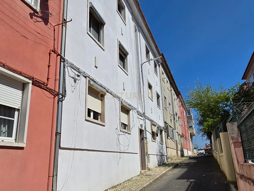 T2 com Sotão para reabilitação Falagueira, Amadora. - Image 3