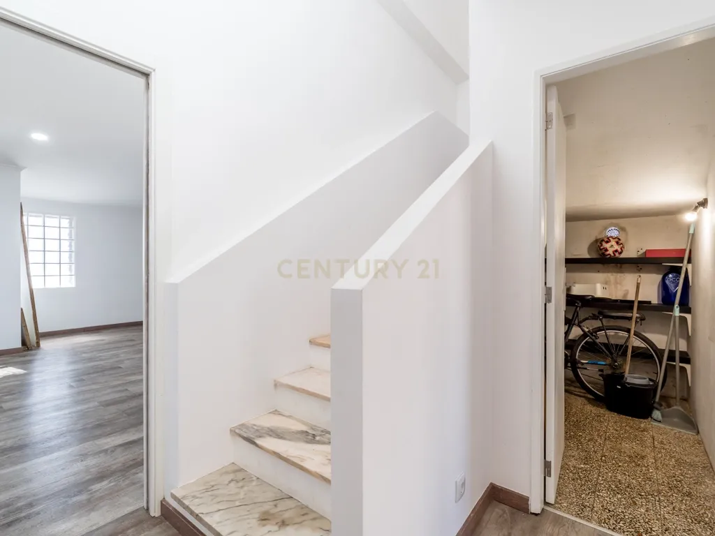 T4 Duplex totalmente renovado no Bairro do Progresso – Silves - Image 10
