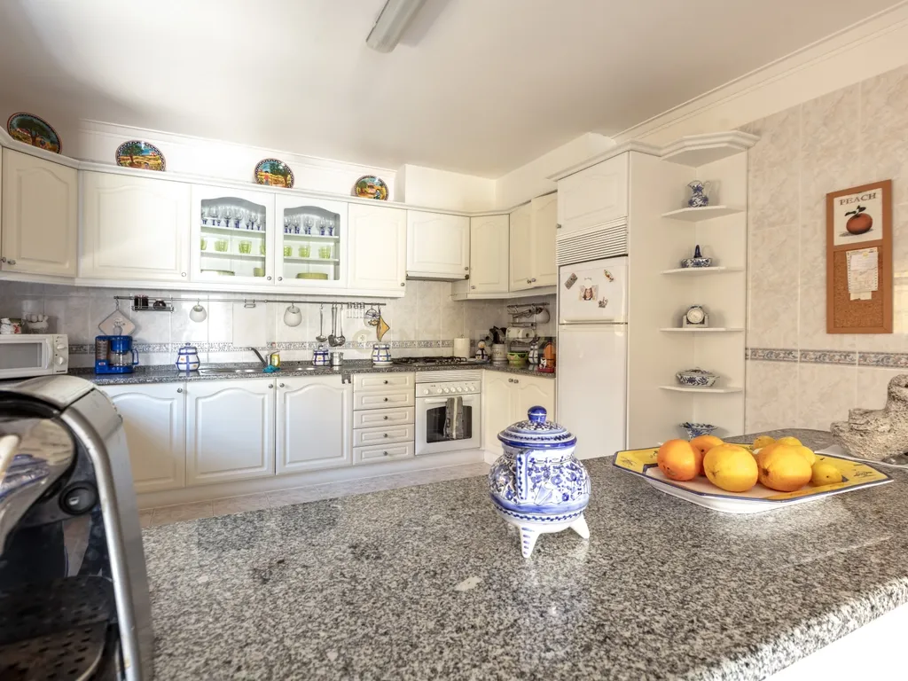 Moradia T4 Isolada com Jardim e Garagem em Olalhas – Tomar - Image 11