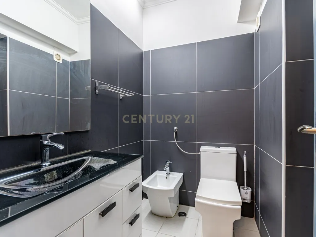 Apartamento T3 em Caneças com Vista e Luz Natural - Image 15