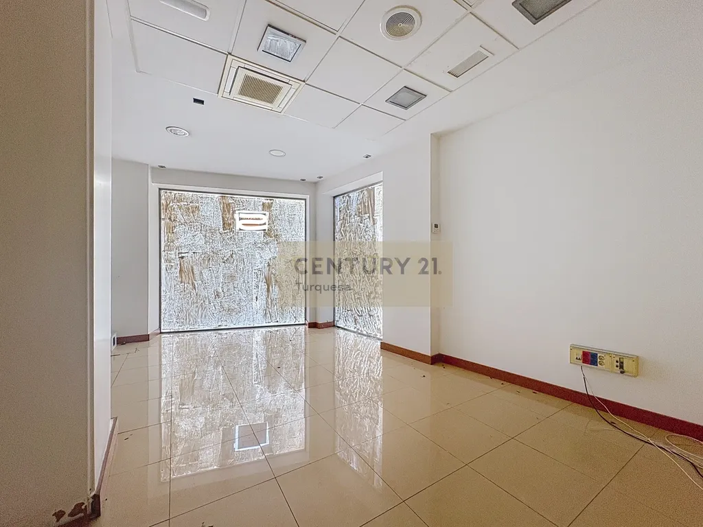 Amplo local comercial em Benalmádena, Málaga, com excelente localização - Image 8