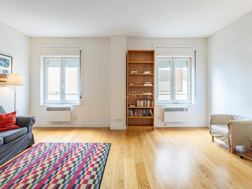 Apartamento T2 renovado, com estacionamento e elevador, em Campo de Ourique, Lisboa - Image 13