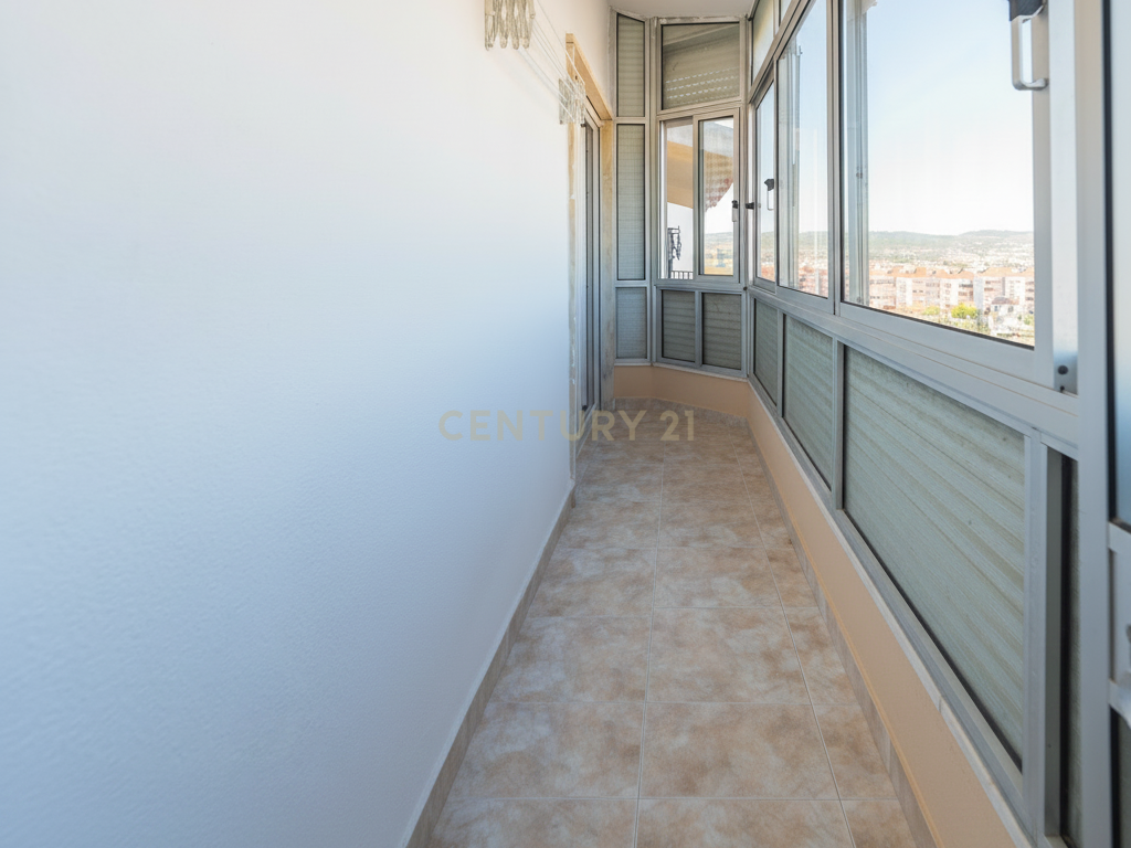 Apartamento T2 com espaço exterior Privativo em Zona Tranquila de Loures. - Image 2