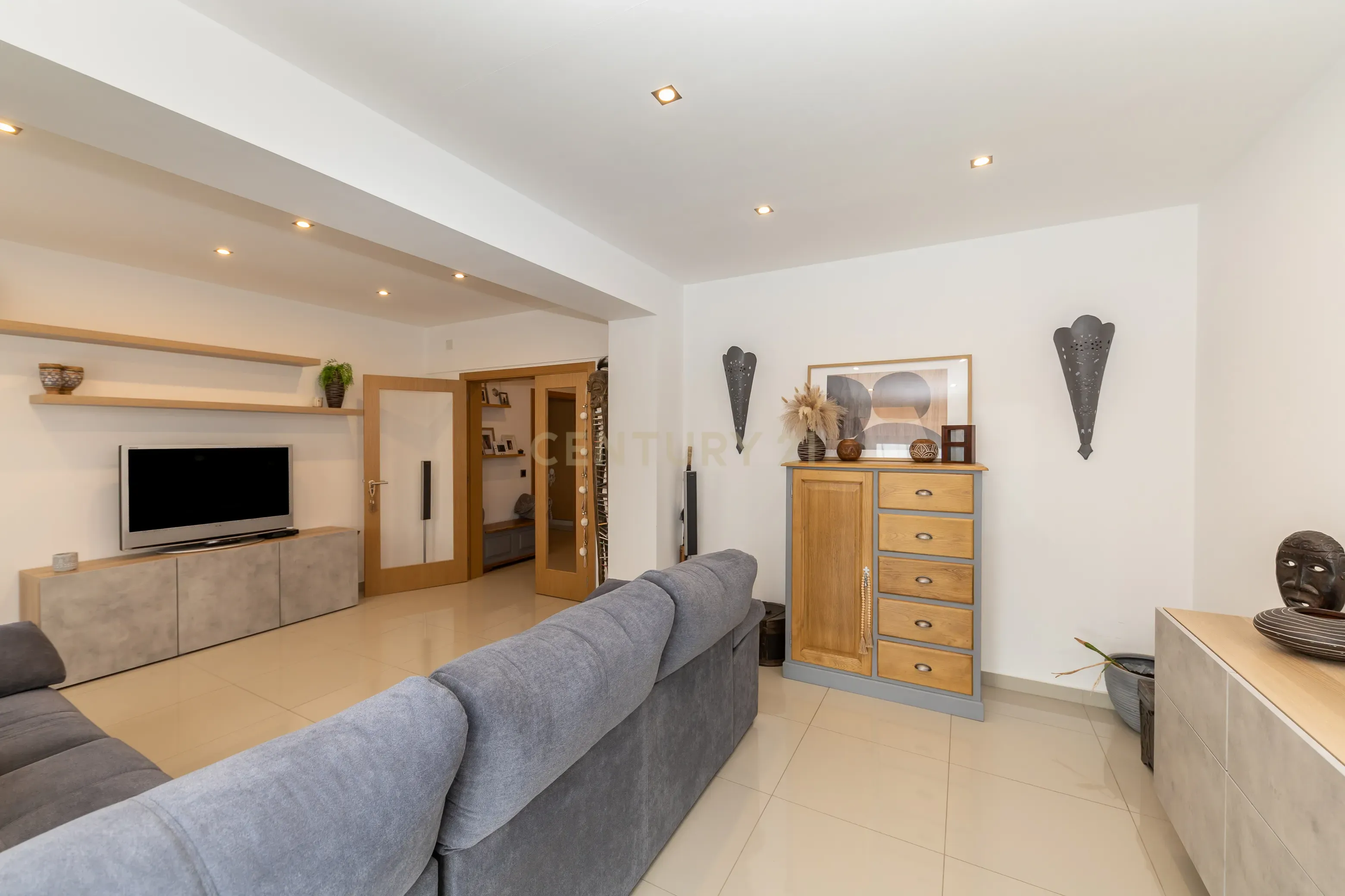Apartamento T4 convertido em T3 - Totalmente Renovado com Materiais Premium no Centro de Setúbal - Image 7