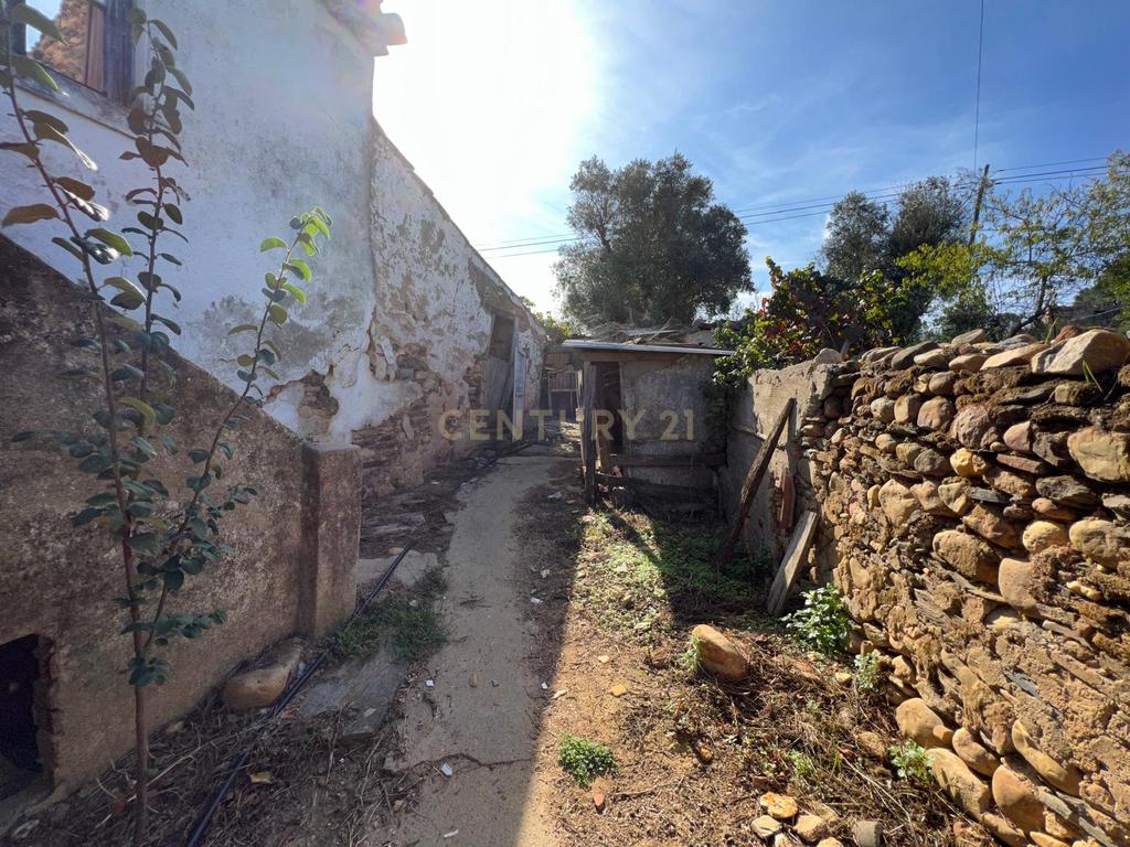 Casa para reconstrução total a 10 min da Praia Fluvial de Aldeia do Mato Abrantes - Image 11
