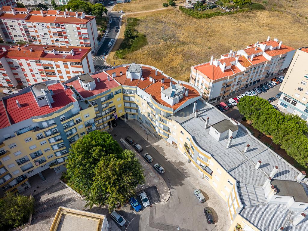 Apartamento T1 com garagem e arrecadação no Casal de São Brás, Amadora - Image 22